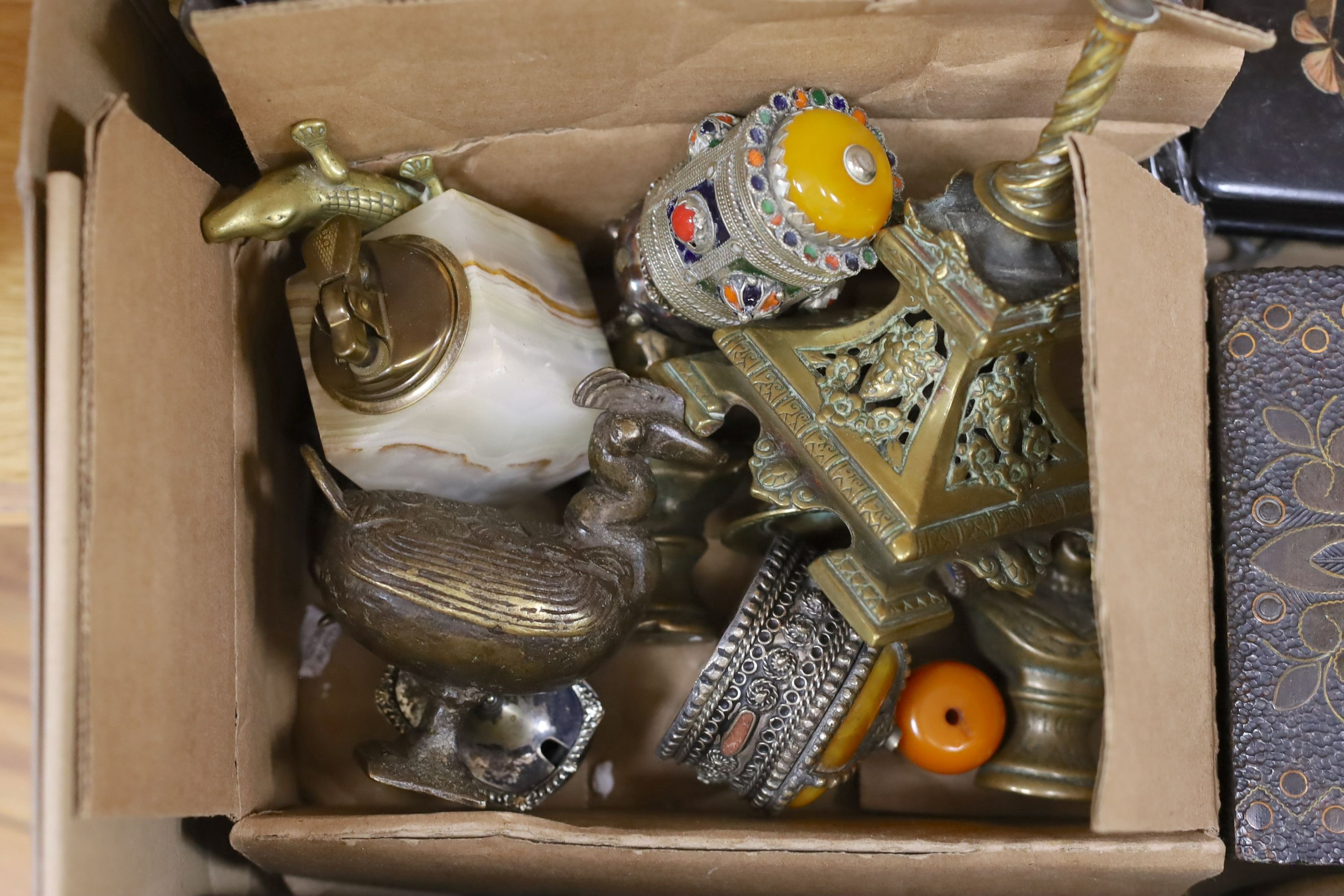 A selection of assorted miscellaneous items, to include an onyx box and lighter and other ornamental curios (1 box)